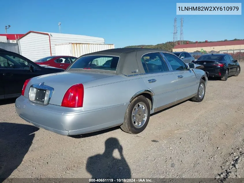 1999 Lincoln Town Car Signature VIN: 1LNHM82W2XY610979 Lot: 40651119