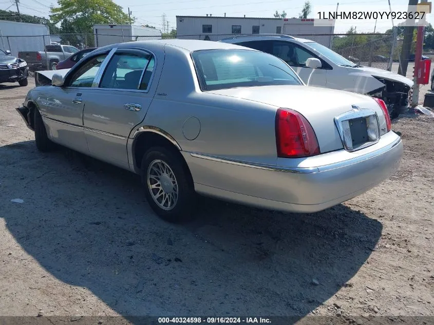 1LNHM82W0YY923627 2000 Lincoln Town Car Signature