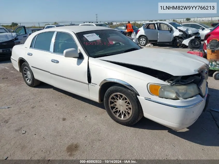 2000 Lincoln Town Car Signature VIN: 1LNHM82W9YY766213 Lot: 40592533