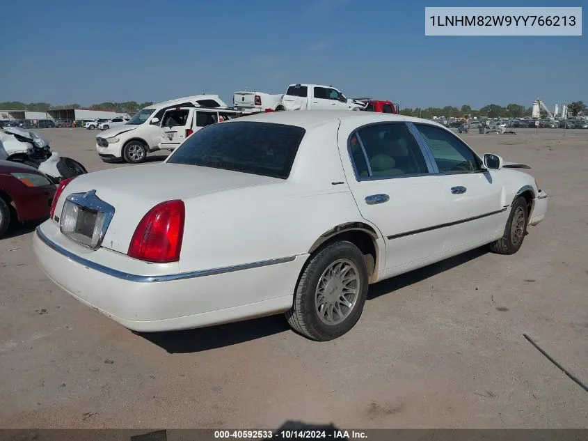 2000 Lincoln Town Car Signature VIN: 1LNHM82W9YY766213 Lot: 40592533