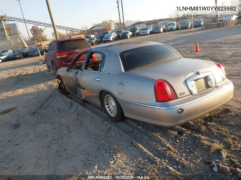 2000 Lincoln Town Car Executive VIN: 1LNHM81W0YY823982 Lot: 40688282