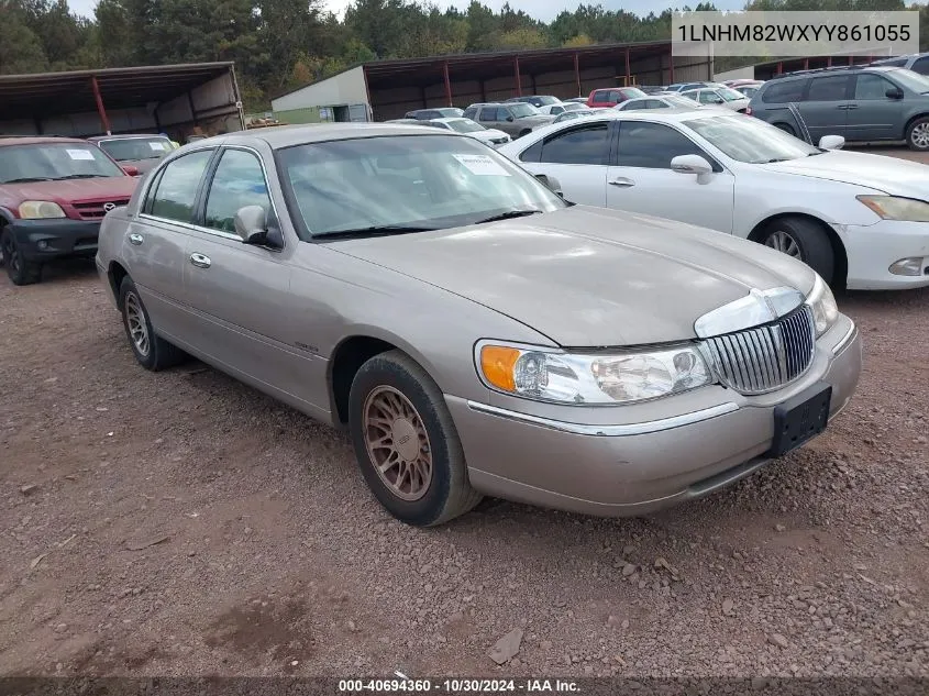 1LNHM82WXYY861055 2000 Lincoln Town Car Signature