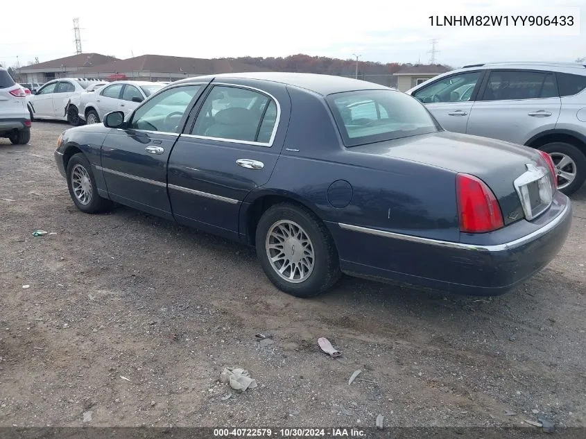 2000 Lincoln Town Car Signature VIN: 1LNHM82W1YY906433 Lot: 40722579