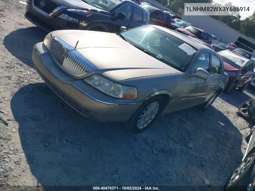 1LNHM82WX3Y686914 2003 Lincoln Town Car Signature