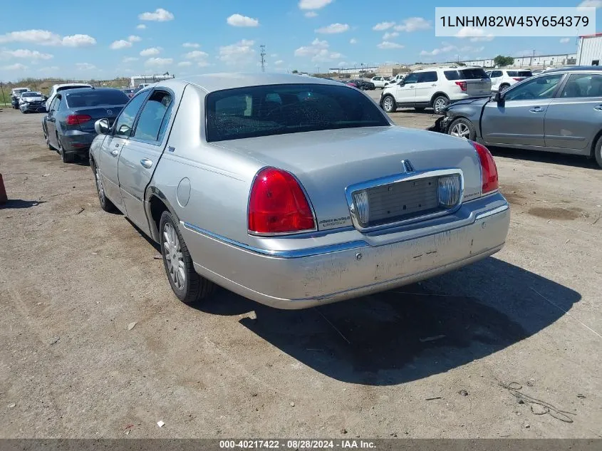 2005 Lincoln Town Car Signature Limited VIN: 1LNHM82W45Y654379 Lot: 40217422