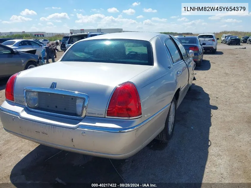 2005 Lincoln Town Car Signature Limited VIN: 1LNHM82W45Y654379 Lot: 40217422