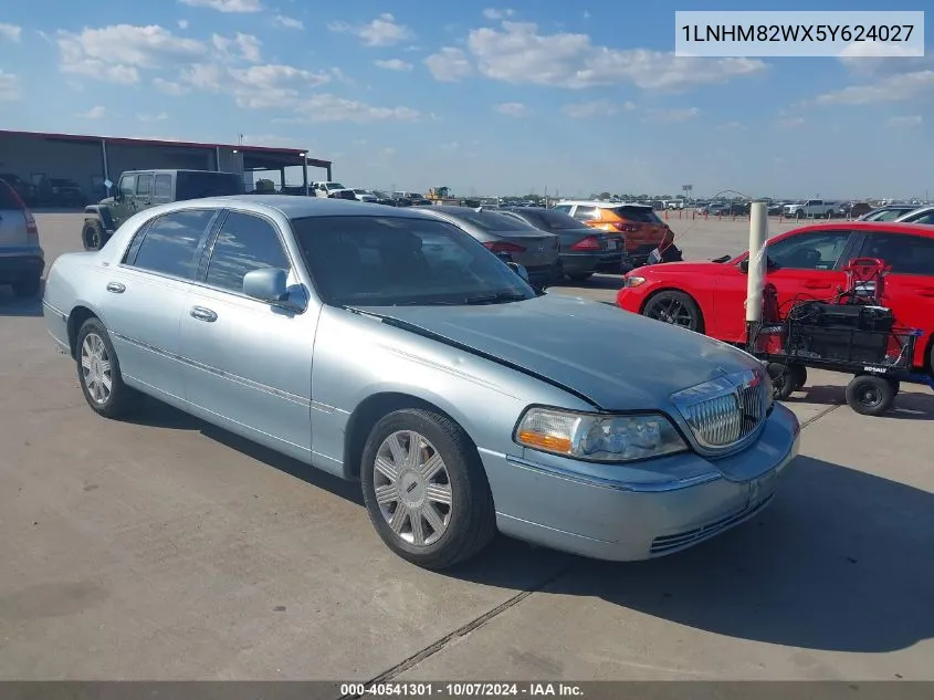 2005 Lincoln Town Car Signature Limited VIN: 1LNHM82WX5Y624027 Lot: 40541301