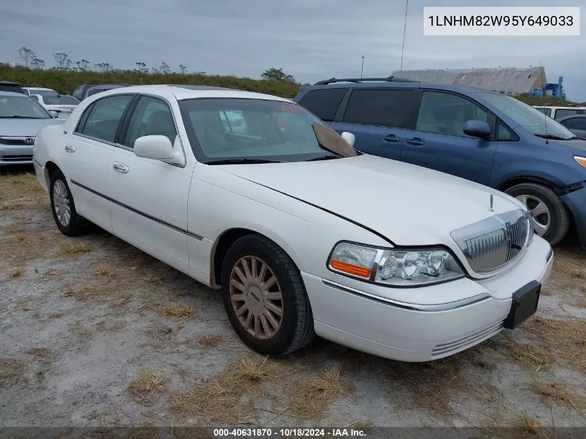 2005 Lincoln Town Car Signature Limited VIN: 1LNHM82W95Y649033 Lot: 40631870