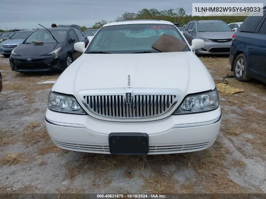 2005 Lincoln Town Car Signature Limited VIN: 1LNHM82W95Y649033 Lot: 40631870