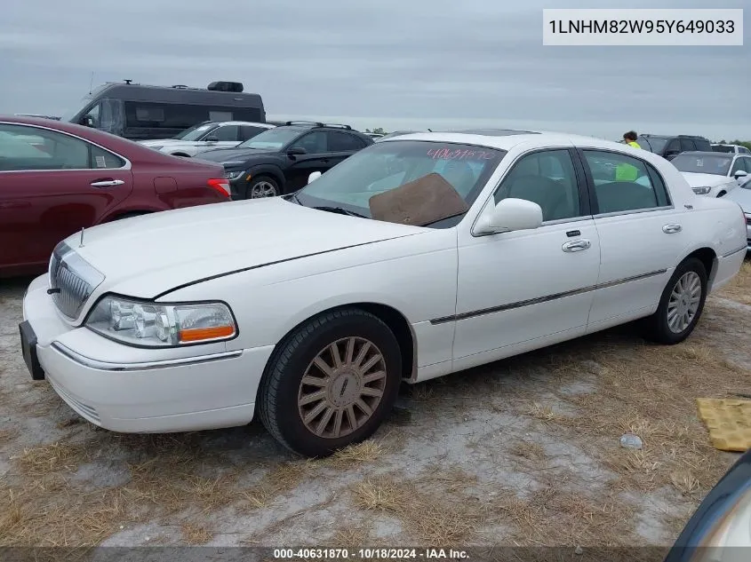 2005 Lincoln Town Car Signature Limited VIN: 1LNHM82W95Y649033 Lot: 40631870