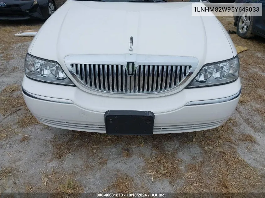 2005 Lincoln Town Car Signature Limited VIN: 1LNHM82W95Y649033 Lot: 40631870