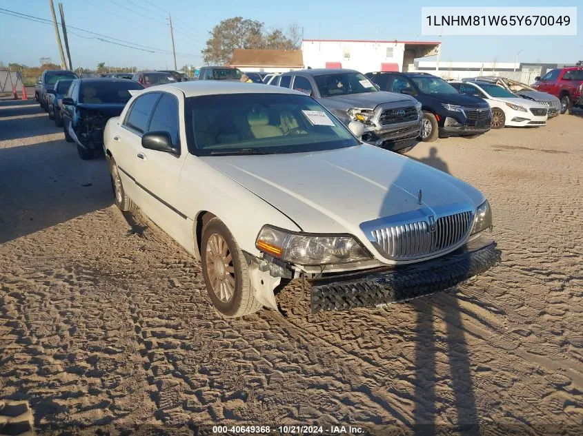 2005 Lincoln Town Car Signature VIN: 1LNHM81W65Y670049 Lot: 40649368