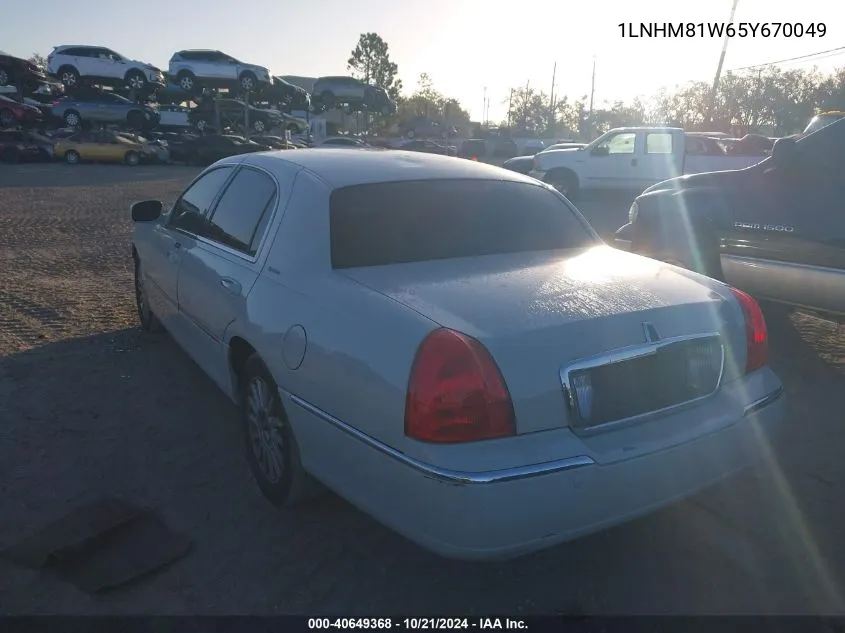 2005 Lincoln Town Car Signature VIN: 1LNHM81W65Y670049 Lot: 40649368