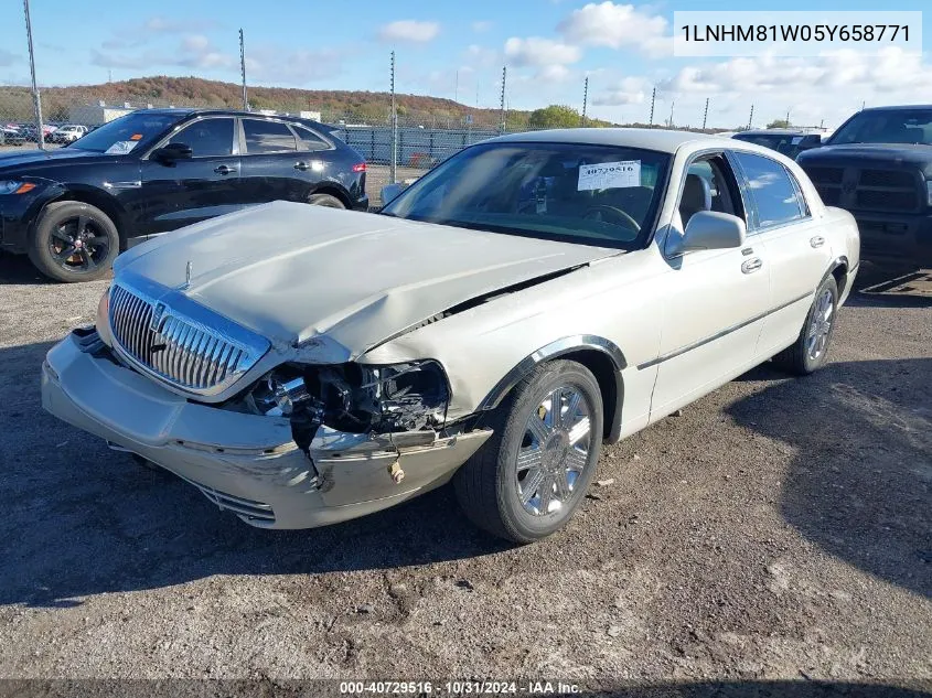 2005 Lincoln Town Car Signature VIN: 1LNHM81W05Y658771 Lot: 40729516