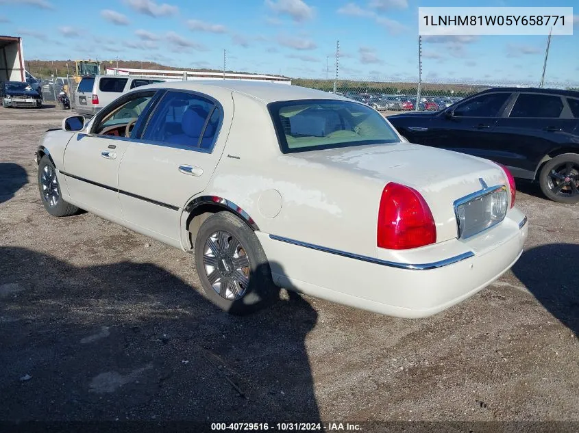 2005 Lincoln Town Car Signature VIN: 1LNHM81W05Y658771 Lot: 40729516