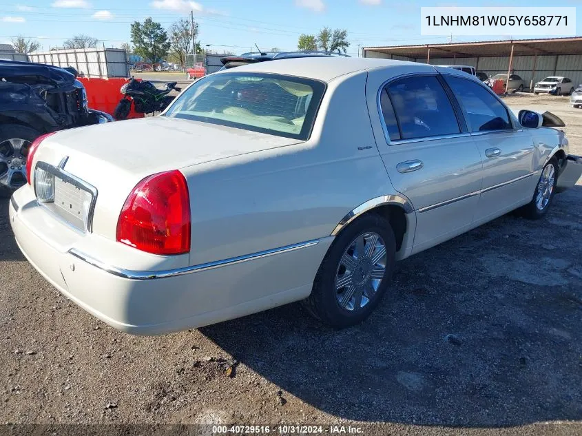 2005 Lincoln Town Car Signature VIN: 1LNHM81W05Y658771 Lot: 40729516