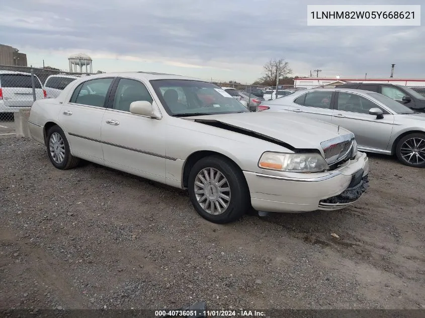 2005 Lincoln Town Car Signature Limited VIN: 1LNHM82W05Y668621 Lot: 40736051