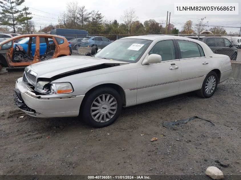 2005 Lincoln Town Car Signature Limited VIN: 1LNHM82W05Y668621 Lot: 40736051