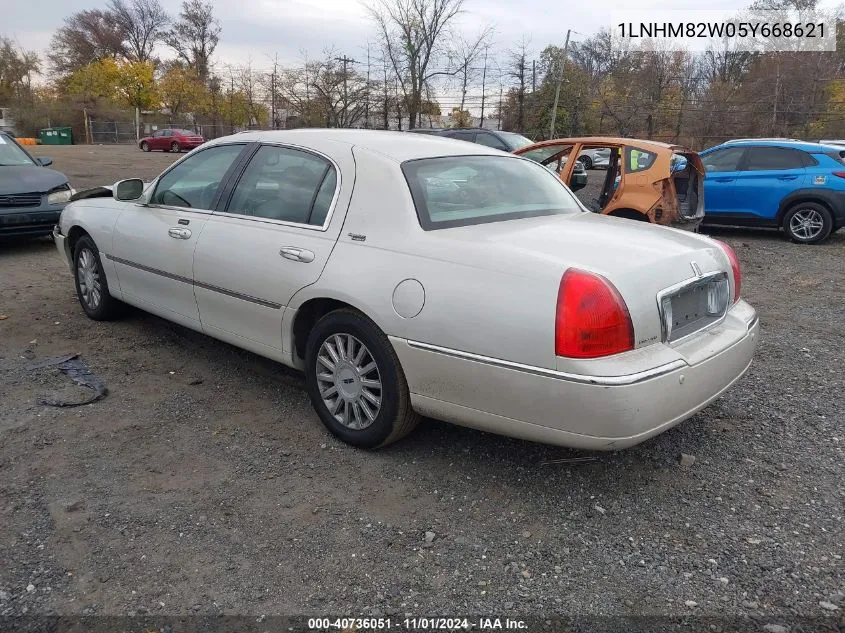 2005 Lincoln Town Car Signature Limited VIN: 1LNHM82W05Y668621 Lot: 40736051