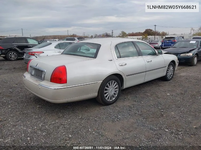 2005 Lincoln Town Car Signature Limited VIN: 1LNHM82W05Y668621 Lot: 40736051