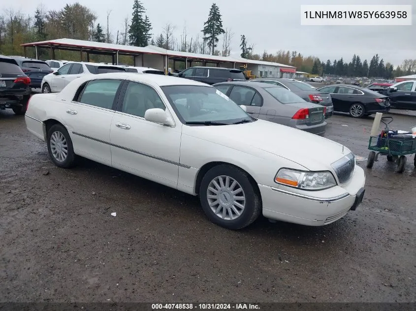 2005 Lincoln Town Car Signature VIN: 1LNHM81W85Y663958 Lot: 40748538