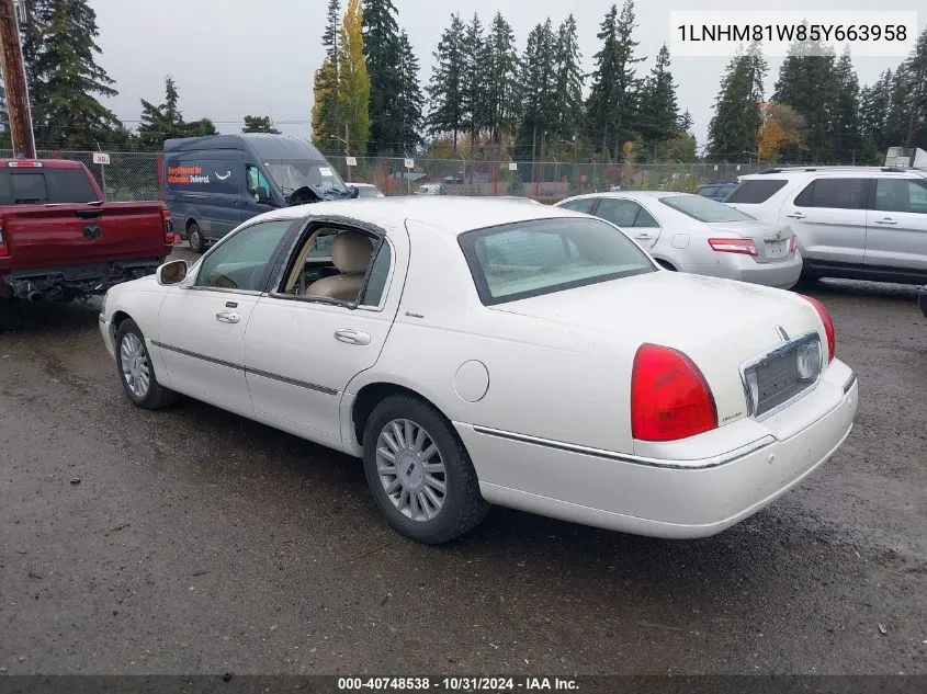 2005 Lincoln Town Car Signature VIN: 1LNHM81W85Y663958 Lot: 40748538