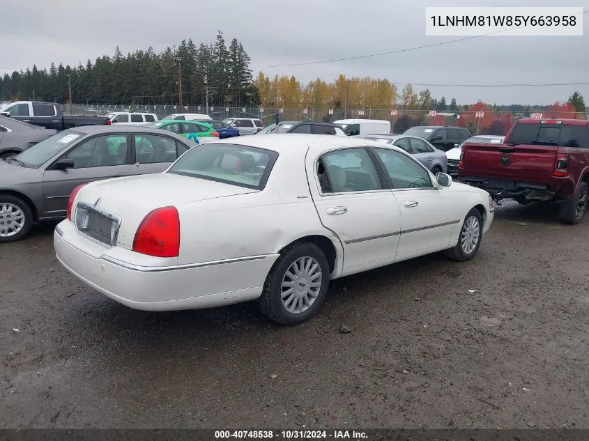 2005 Lincoln Town Car Signature VIN: 1LNHM81W85Y663958 Lot: 40748538