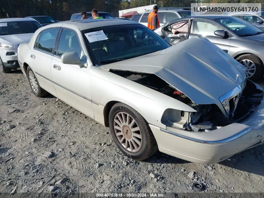 2005 Lincoln Town Car Signature Limited VIN: 1LNHM82W05Y641760 Lot: 40753815