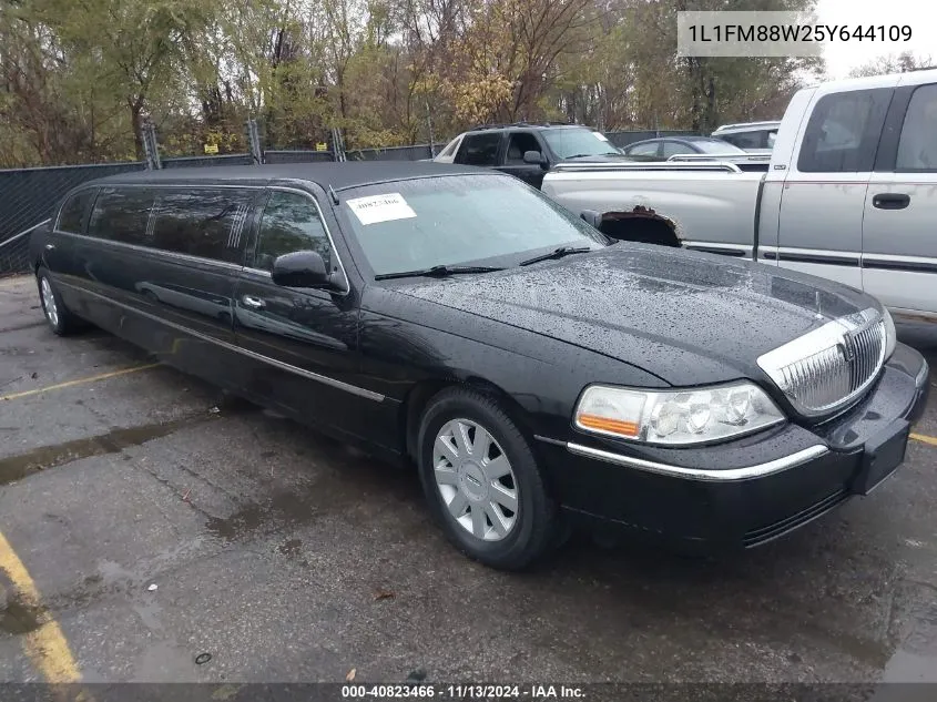 2005 Lincoln Town Car VIN: 1L1FM88W25Y644109 Lot: 40823466