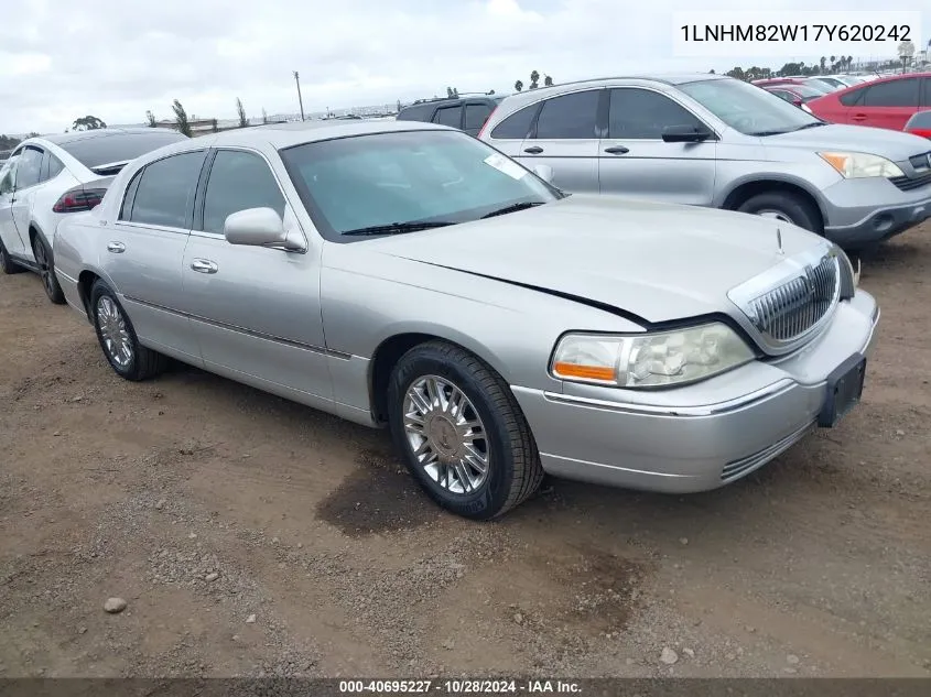 2007 Lincoln Town Car Signature Limited VIN: 1LNHM82W17Y620242 Lot: 40695227