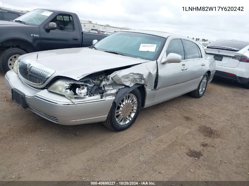 2007 Lincoln Town Car Signature Limited VIN: 1LNHM82W17Y620242 Lot: 40695227