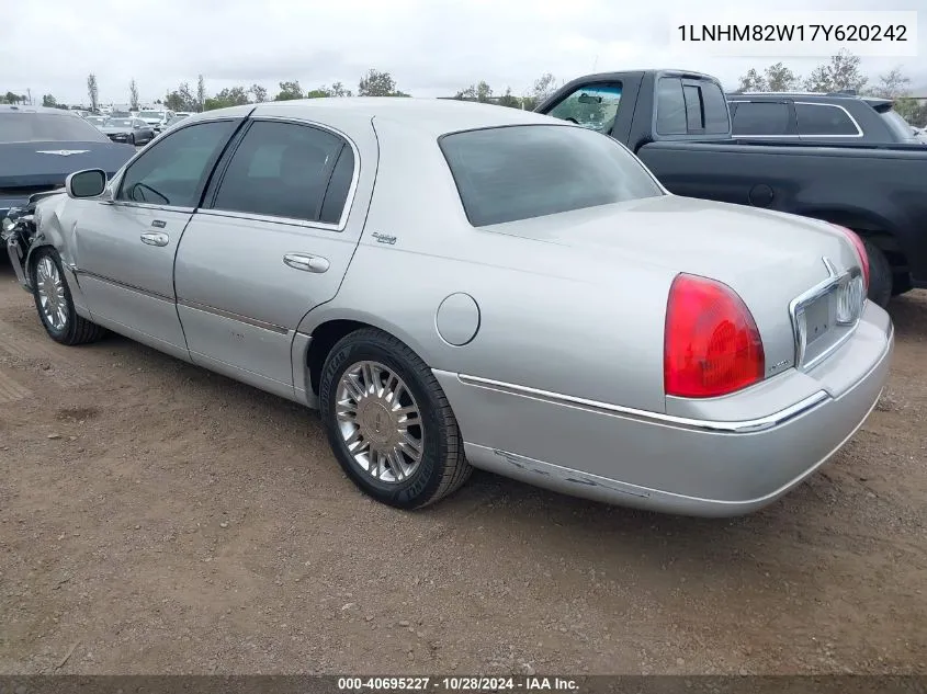 2007 Lincoln Town Car Signature Limited VIN: 1LNHM82W17Y620242 Lot: 40695227