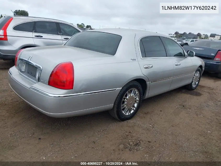 2007 Lincoln Town Car Signature Limited VIN: 1LNHM82W17Y620242 Lot: 40695227