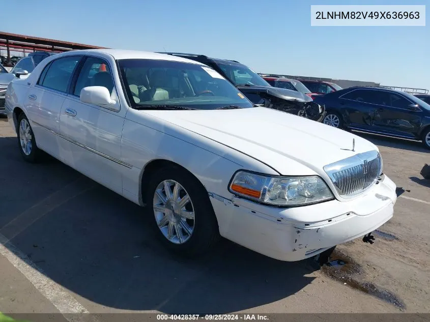 2009 Lincoln Town Car Signature Limited VIN: 2LNHM82V49X636963 Lot: 40428357