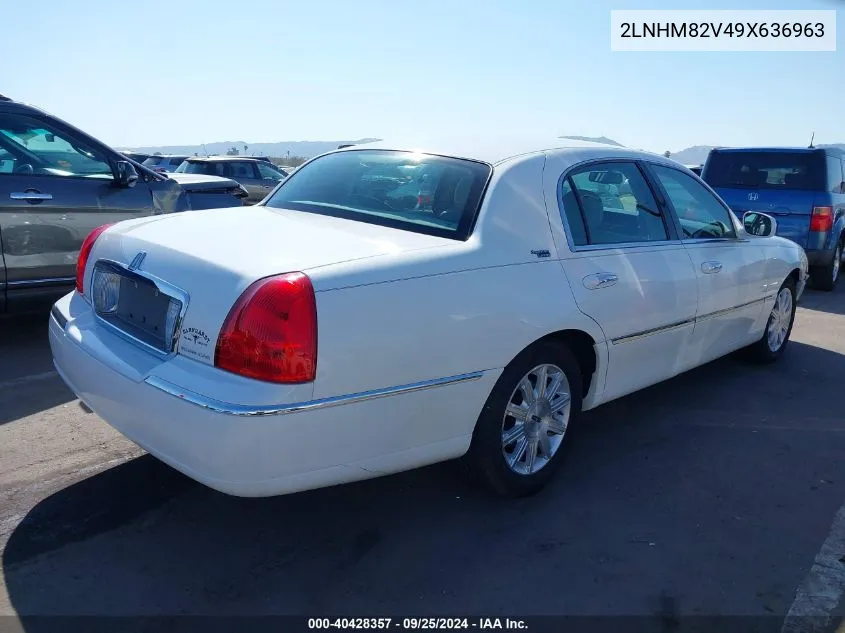 2009 Lincoln Town Car Signature Limited VIN: 2LNHM82V49X636963 Lot: 40428357