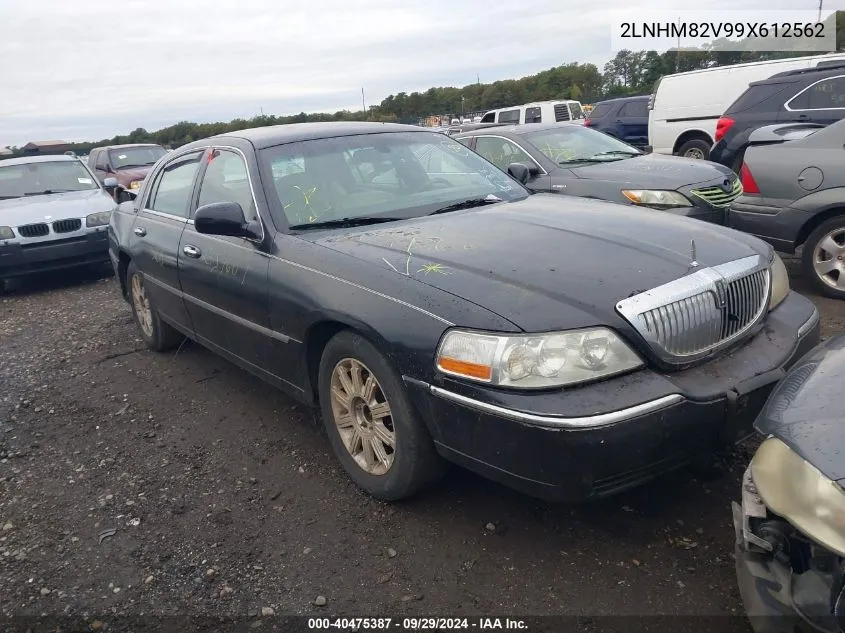 2009 Lincoln Town Car Signature Limited VIN: 2LNHM82V99X612562 Lot: 40475387