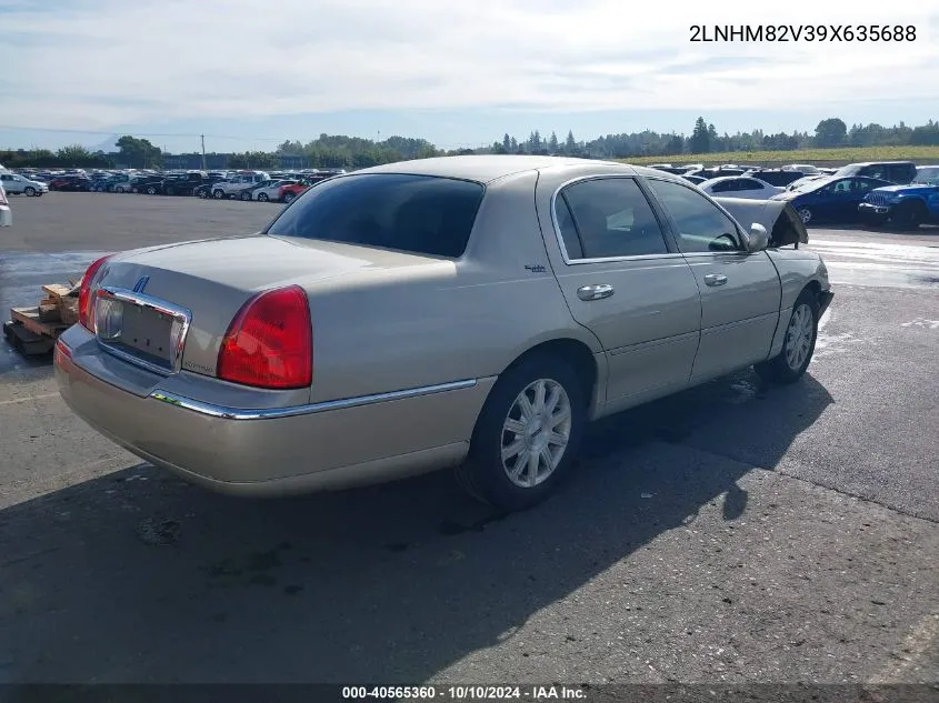 2009 Lincoln Town Car Signature Limited VIN: 2LNHM82V39X635688 Lot: 40565360