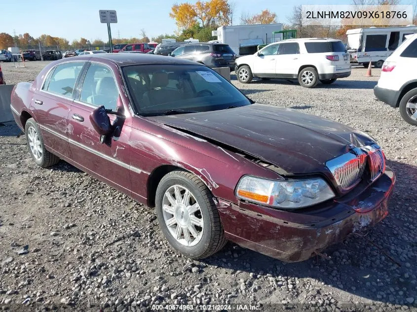 2009 Lincoln Town Car Signature Limited VIN: 2LNHM82V09X618766 Lot: 40574963