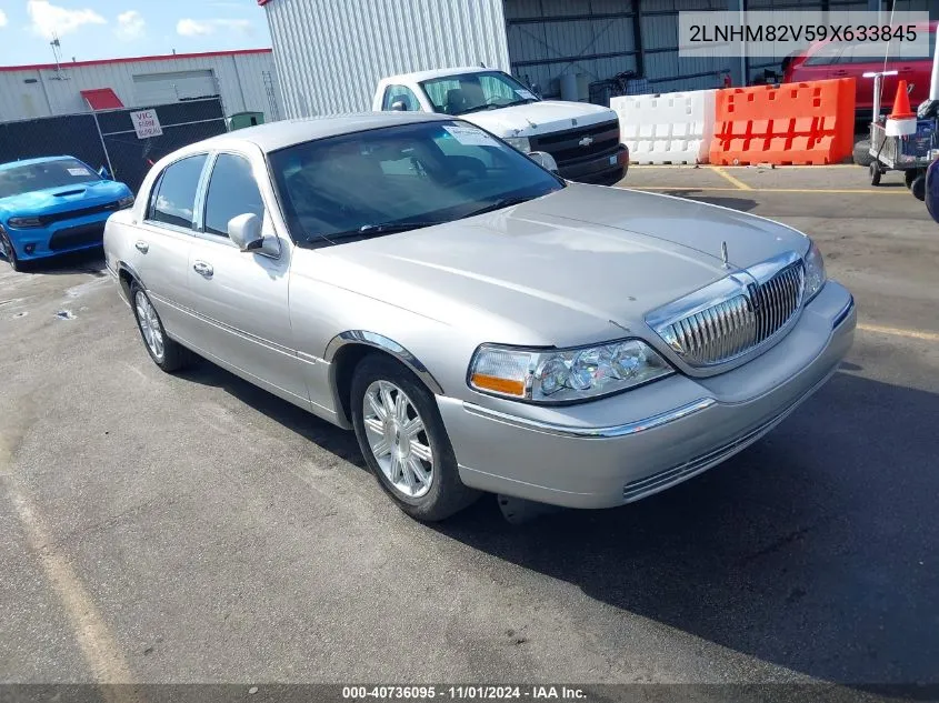 2009 Lincoln Town Car Signature Limited VIN: 2LNHM82V59X633845 Lot: 40736095