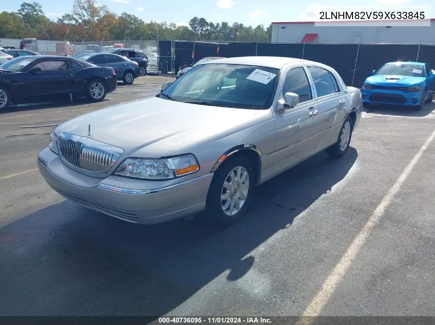 2009 Lincoln Town Car Signature Limited VIN: 2LNHM82V59X633845 Lot: 40736095