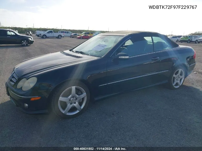 2007 Mercedes-Benz Clk 550 VIN: WDBTK72F97F229767 Lot: 40831852