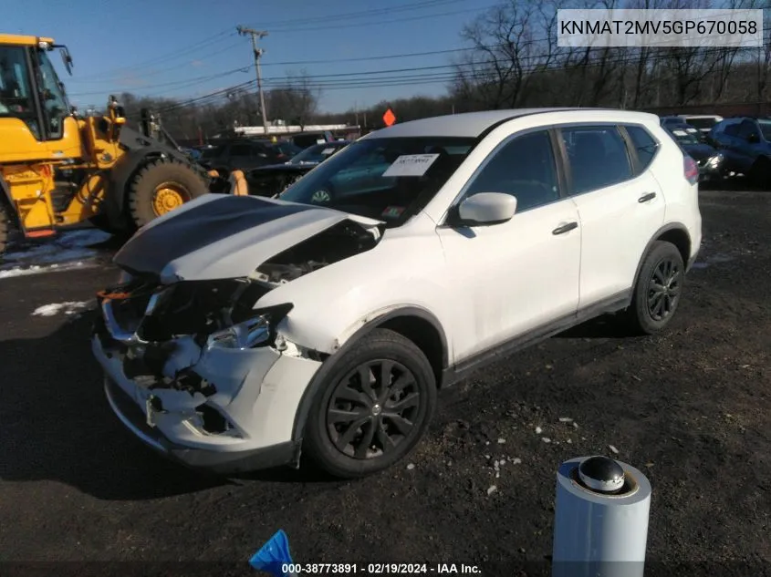 2016 Nissan Rogue S VIN: KNMAT2MV5GP670058 Lot: 38773891