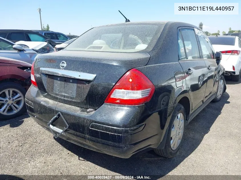 2009 Nissan Versa 1.8S VIN: 3N1BC11E19L440957 Lot: 40039437