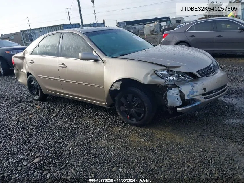 2004 Toyota Camry Le VIN: JTDBE32K540257509 Lot: 40776258