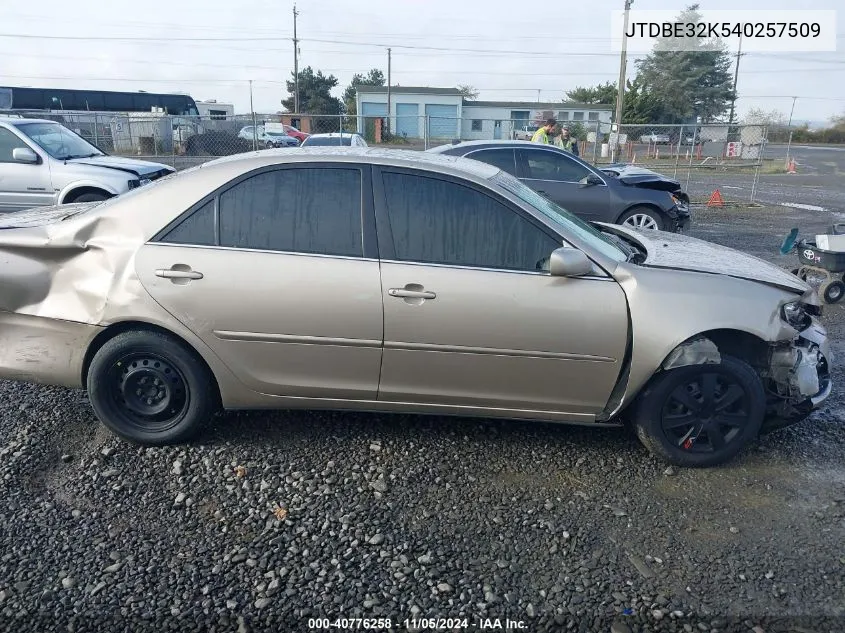 2004 Toyota Camry Le VIN: JTDBE32K540257509 Lot: 40776258