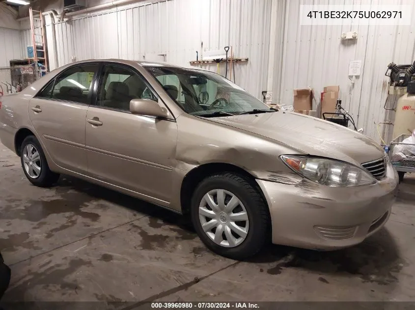 2005 Toyota Camry Le VIN: 4T1BE32K75U062971 Lot: 39960980