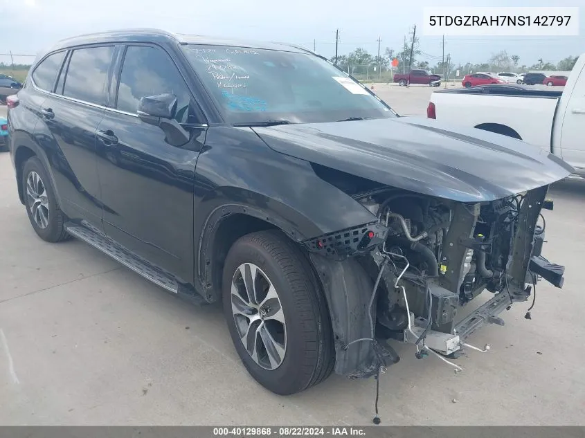 2022 Toyota Highlander Xle VIN: 5TDGZRAH7NS142797 Lot: 40129868