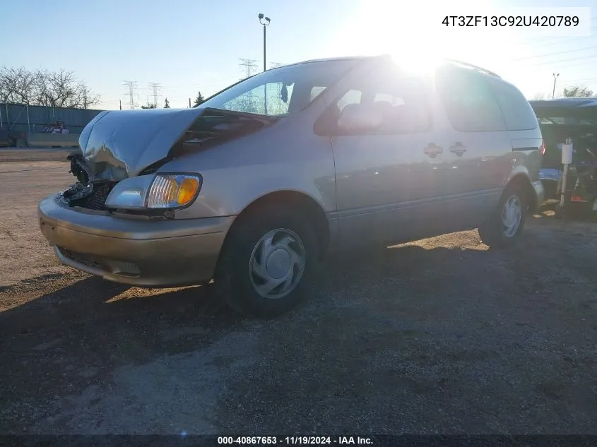 2002 Toyota Sienna Le/Xle VIN: 4T3ZF13C92U420789 Lot: 40867653