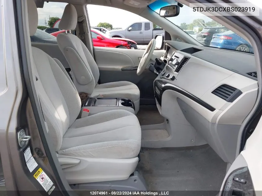 5TDJK3DCXBS023919 2011 Toyota Sienna Le 7 Passenger