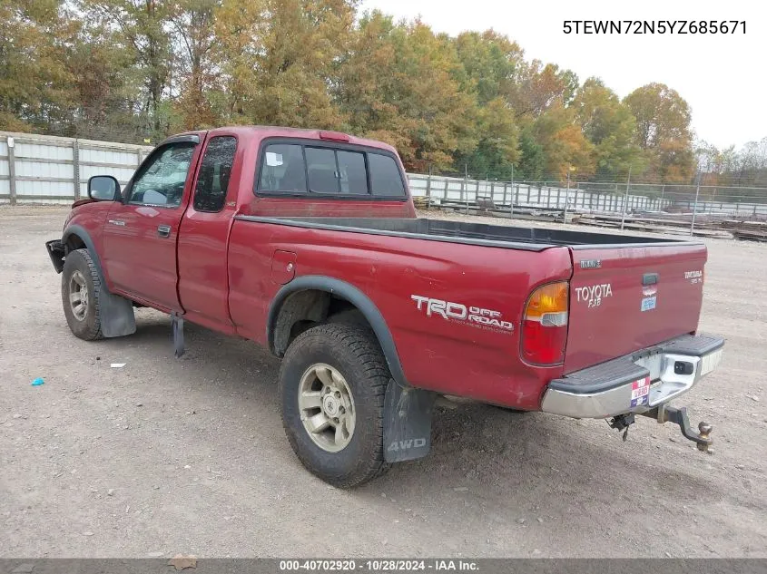 2000 Toyota Tacoma Base V6 VIN: 5TEWN72N5YZ685671 Lot: 40702920